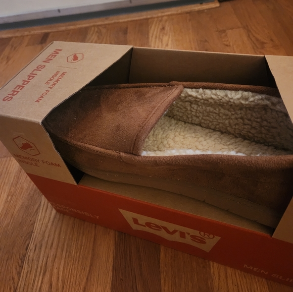 🔮 [3/$30] Levi's Slippers - Picture 3 of 9